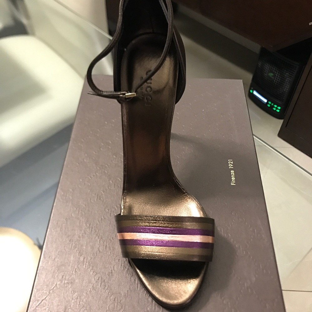 Gucci bronzed color heels